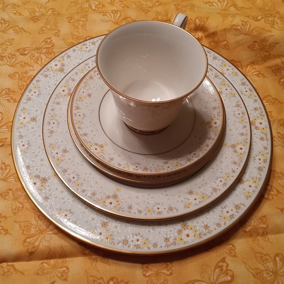 Noritake Other - Noritake Fragrence five piece place setting discontinued pattern. Set of 4